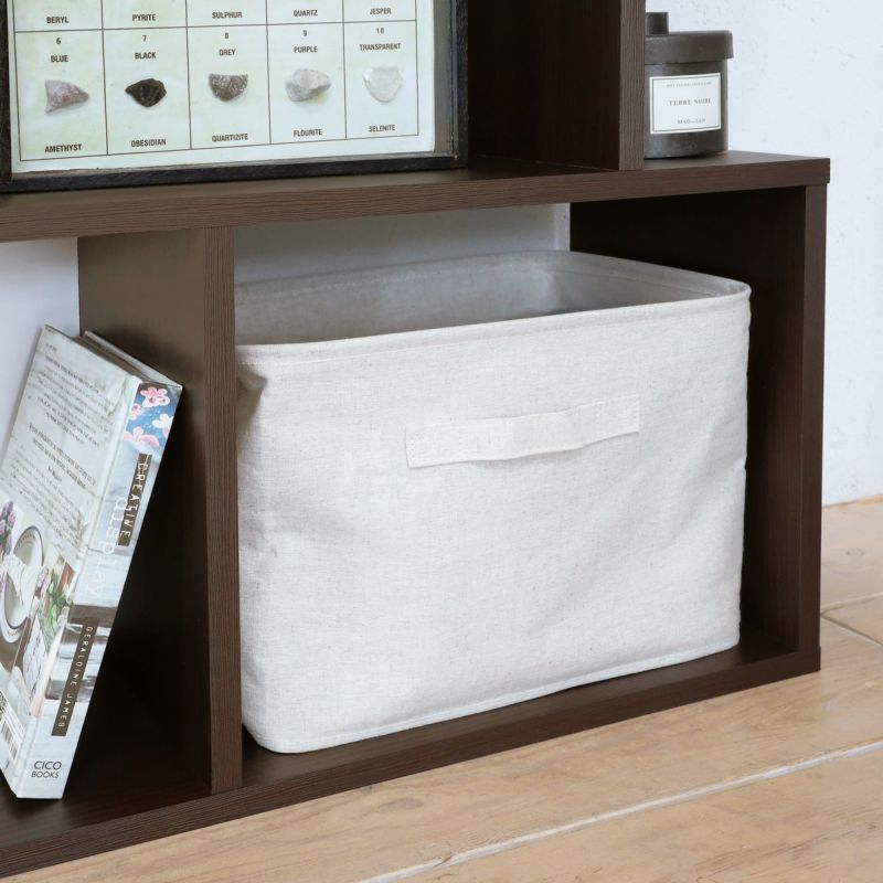 [収納ボックスですっきり収納]各棚の広い方の内寸幅39.3cm、奥行き27.4cmで市販の収納ボックスが入ります。細かい物もすっきり収まって、ディスプレイ棚だけでなく収納としても活躍します。