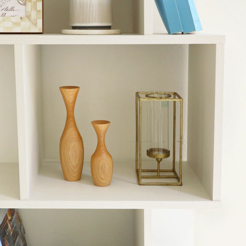 [雑貨のディスプレイを楽しめる]棚板の広い方の耐荷重は4kg。お気に入りの雑貨をディスプレイしてインテリアを楽しめます。