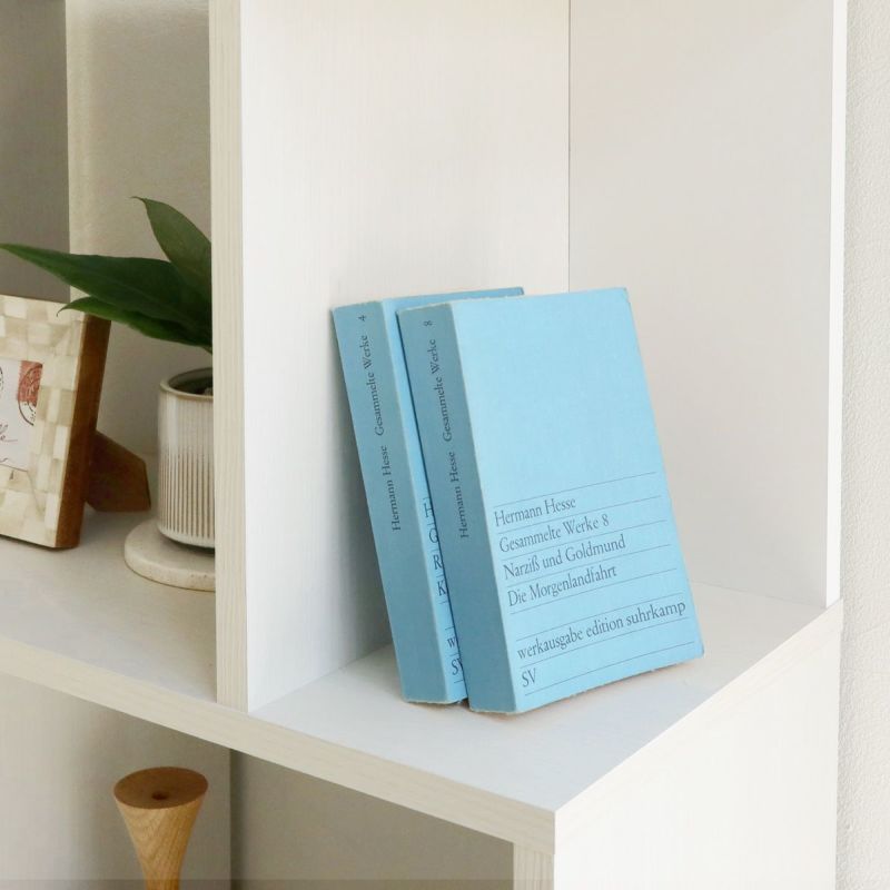 [狭い方の棚は小さな物をディスプレイ]棚板の狭い方の耐荷重は1kg。小さな雑貨をアクセントに置いたり、雑誌を立てかけたり。あえて何も置かずにジグザグの形を見せても〇