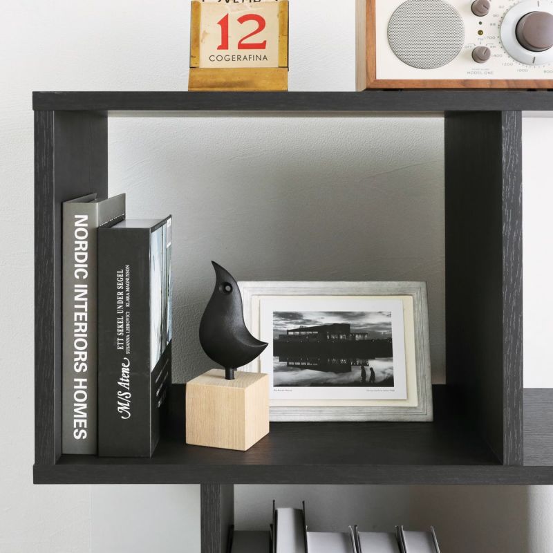 [雑貨のディスプレイを楽しめる]棚板の広い方の耐荷重は4kg。お気に入りの雑貨をディスプレイしてインテリアを楽しめます。