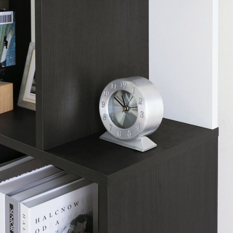 [狭い方の棚は小さな物をディスプレイ]棚板の狭い方の耐荷重は1kg。小さな雑貨をアクセントに置いたり、雑誌を立てかけたり。あえて何も置かずにジグザグの形を見せても〇