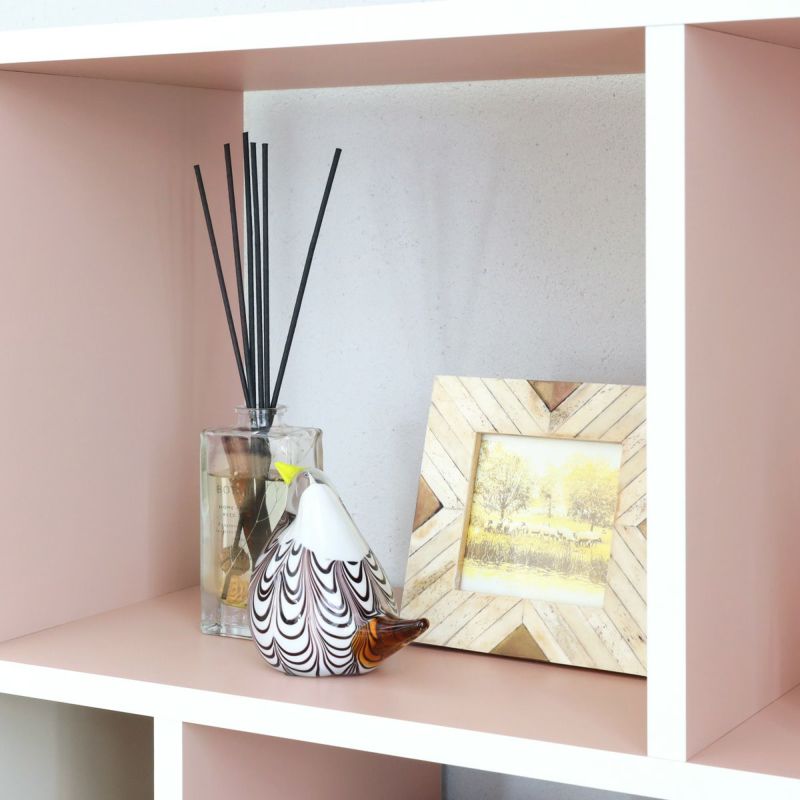 [雑貨のディスプレイを楽しめる]棚板の広い方の耐荷重は4kg。お気に入りの雑貨をディスプレイしてインテリアを楽しめます。