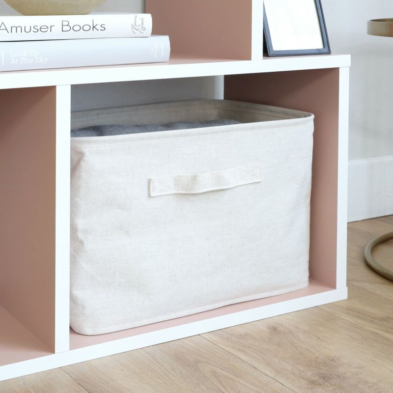 [収納ボックスですっきり収納]各棚の広い方の内寸幅39.3cm、奥行き27.4cmで市販の収納ボックスが入ります。細かい物もすっきり収まって、ディスプレイ棚だけでなく収納としても活躍します。