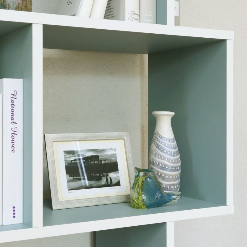 [雑貨のディスプレイを楽しめる]棚板の広い方の耐荷重は4kg。お気に入りの雑貨をディスプレイしてインテリアを楽しめます。