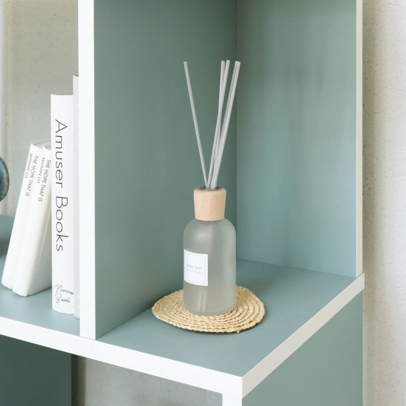 [狭い方の棚は小さな物をディスプレイ]棚板の狭い方の耐荷重は1kg。小さな雑貨をアクセントに置いたり、雑誌を立てかけたり。あえて何も置かずにジグザグの形を見せても〇