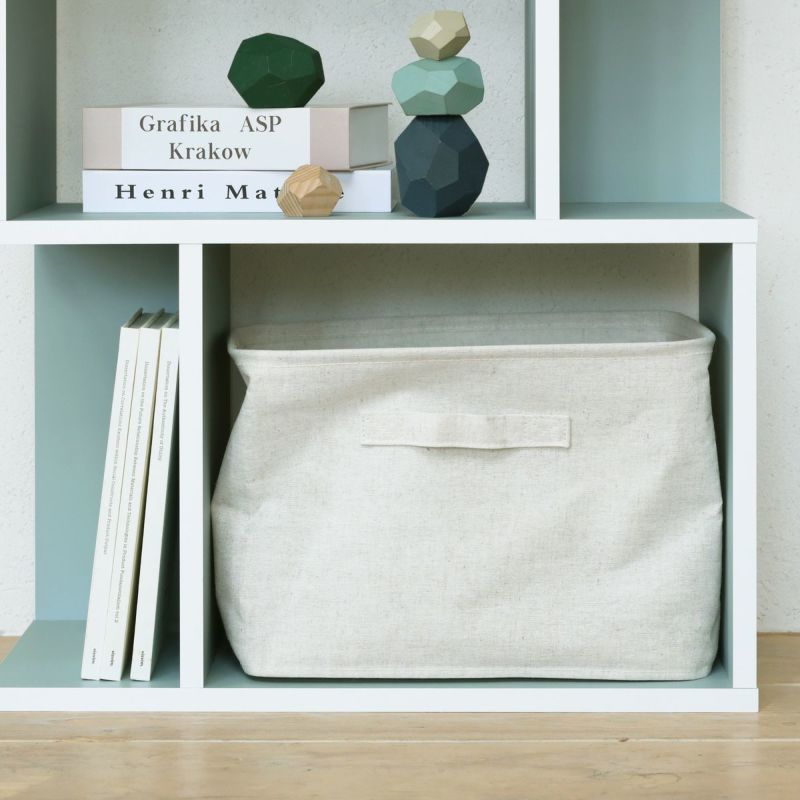 [収納ボックスですっきり収納]各棚の広い方の内寸幅39.3cm、奥行き27.4cmで市販の収納ボックスが入ります。細かい物もすっきり収まって、ディスプレイ棚だけでなく収納としても活躍します。