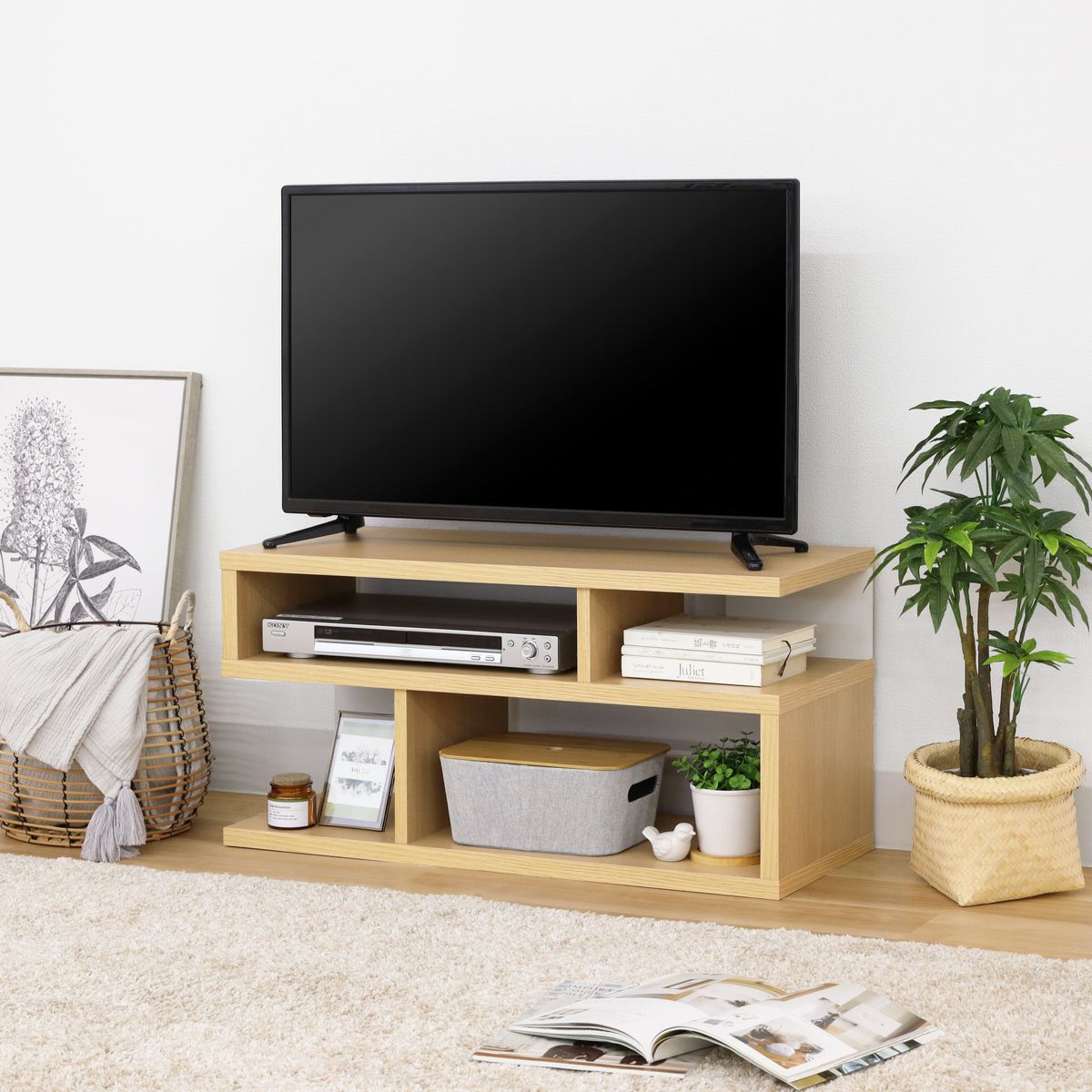 [暮らしに、“飾る”という楽しみを]S字が目を引く32V型対応のテレビ台。オープンデザインでディスプレイも楽しめます。