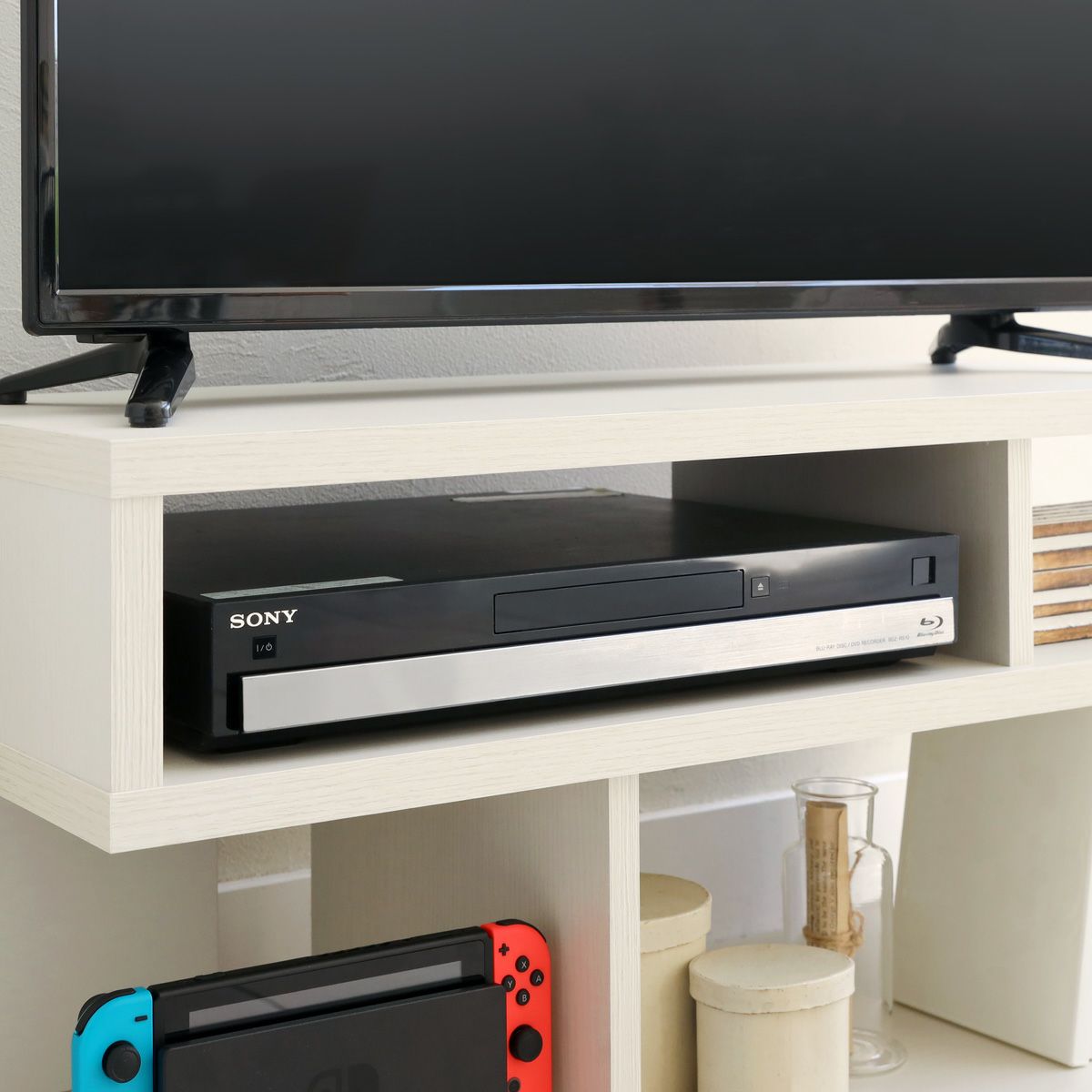 [AV機器の収納]DVDレコーダーや横置きゲーム機は、中棚に収納できます。※画像はWH色