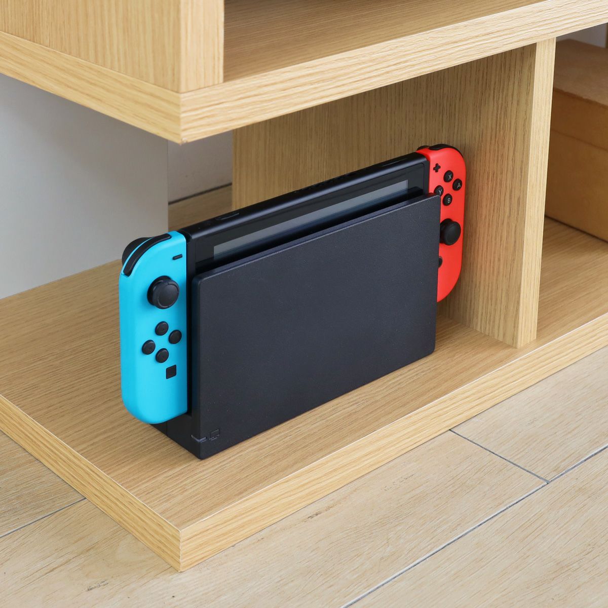 [人気のゲーム機も置ける]下部左側の方は内寸幅25.2cmで、一般的な携帯ゲーム機も置けるサイズです。