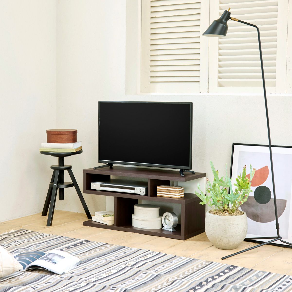 [暮らしに、“飾る”という楽しみを]S字が目を引く32V型対応のテレビ台。オープンデザインでディスプレイも楽しめます。