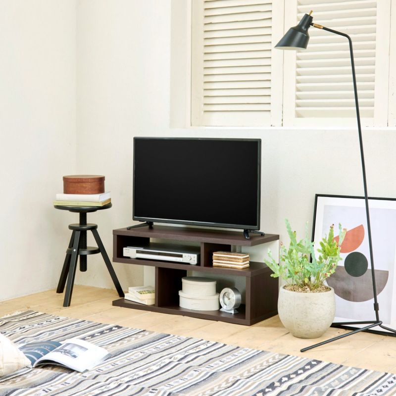 [暮らしに、“飾る”という楽しみを]S字が目を引く32V型対応のテレビ台。オープンデザインでディスプレイも楽しめます。