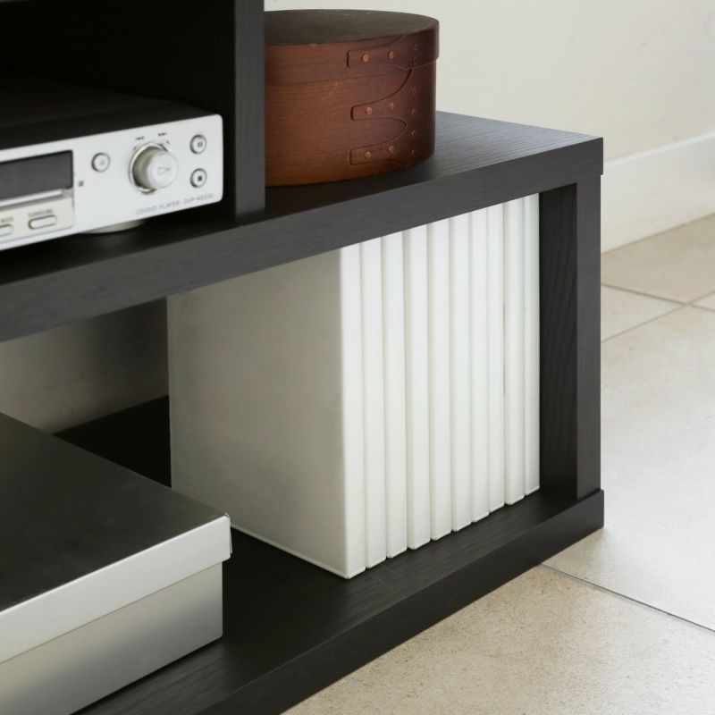 [DVDの収納や飾り棚として]下部スペースは内寸高さ19.7cm。DVDや文庫本が収納できる高さです。