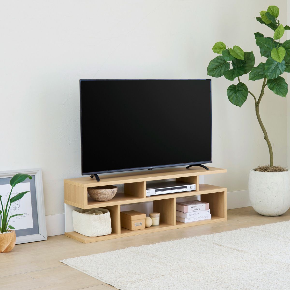 [暮らしに、“飾る”という楽しみを]S字が目を引く50V型対応のテレビ台。オープンデザインでディスプレイも楽しめます。