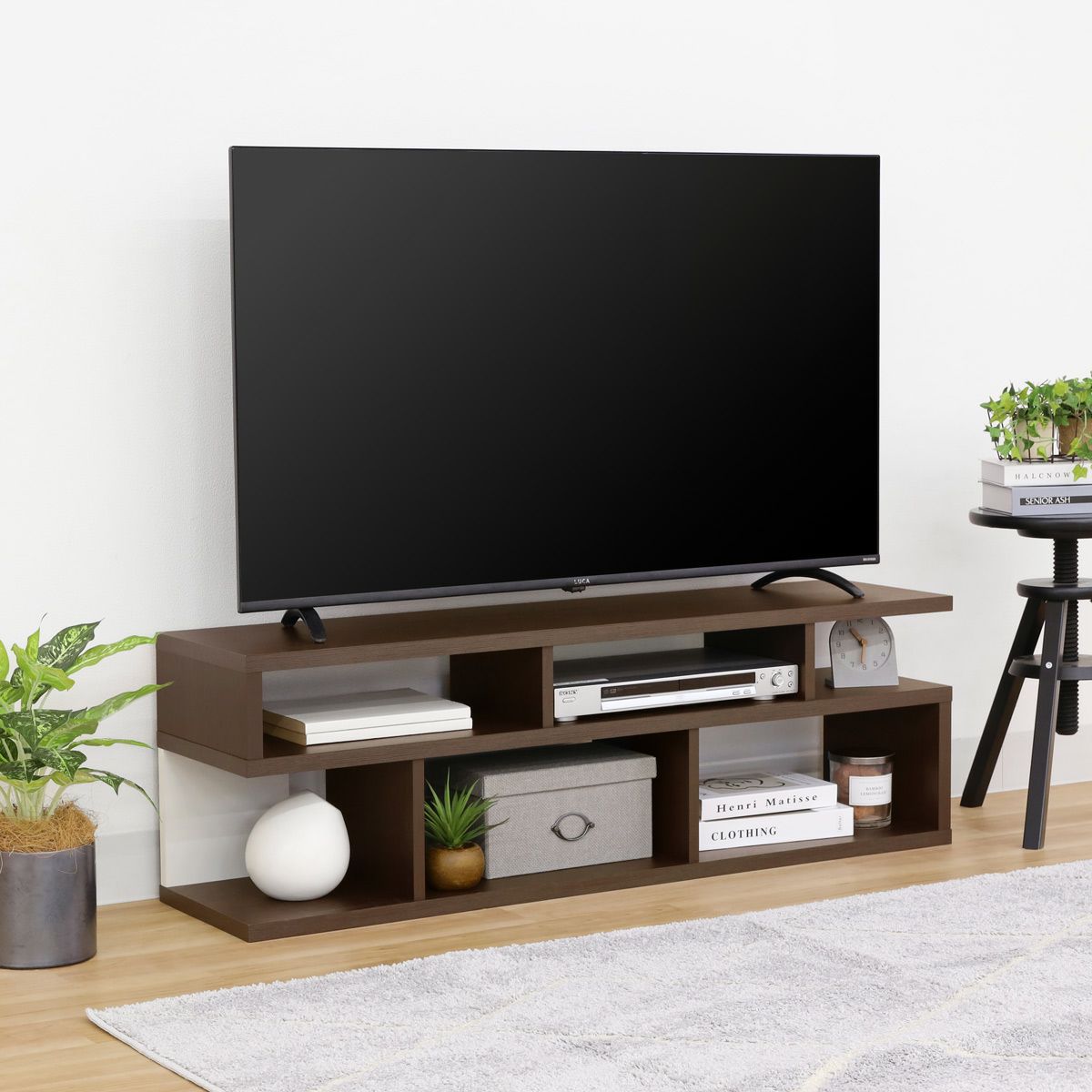 [暮らしに、“飾る”という楽しみを]S字が目を引く50V型対応のテレビ台。オープンデザインでディスプレイも楽しめます。