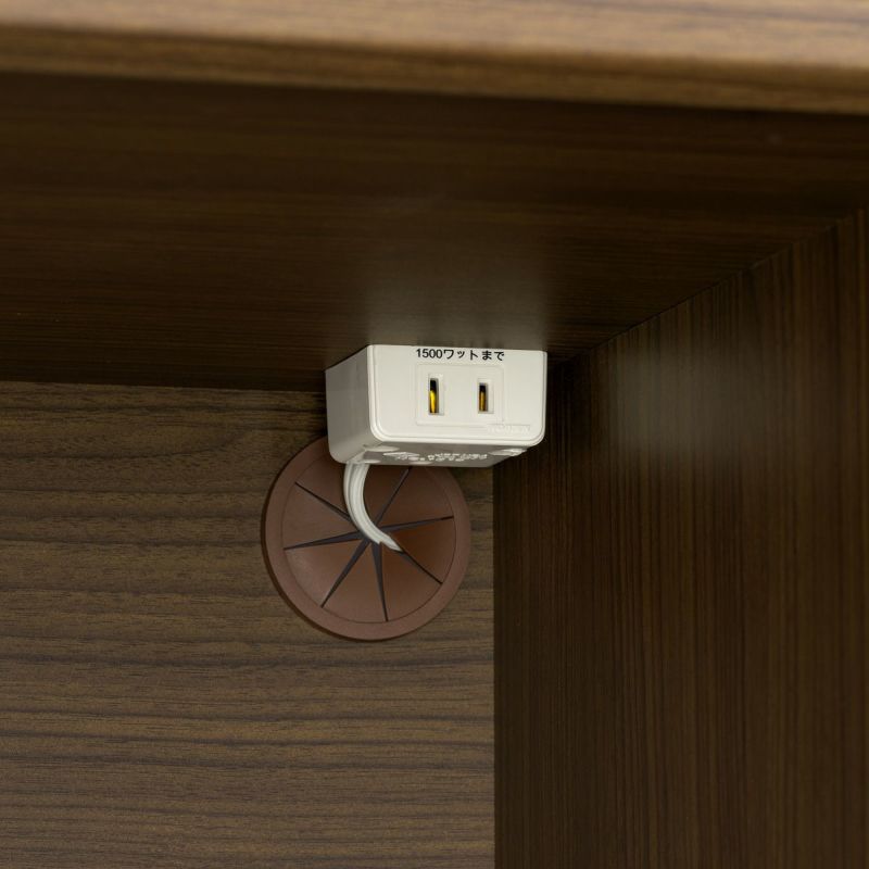 [1口コンセントと配線用ゴムコーダー]スライド棚のスペースには、1口コンセントと配線用ゴムコーダーが付いています。電源コードの長さを気にすることなく家電を収納できます。