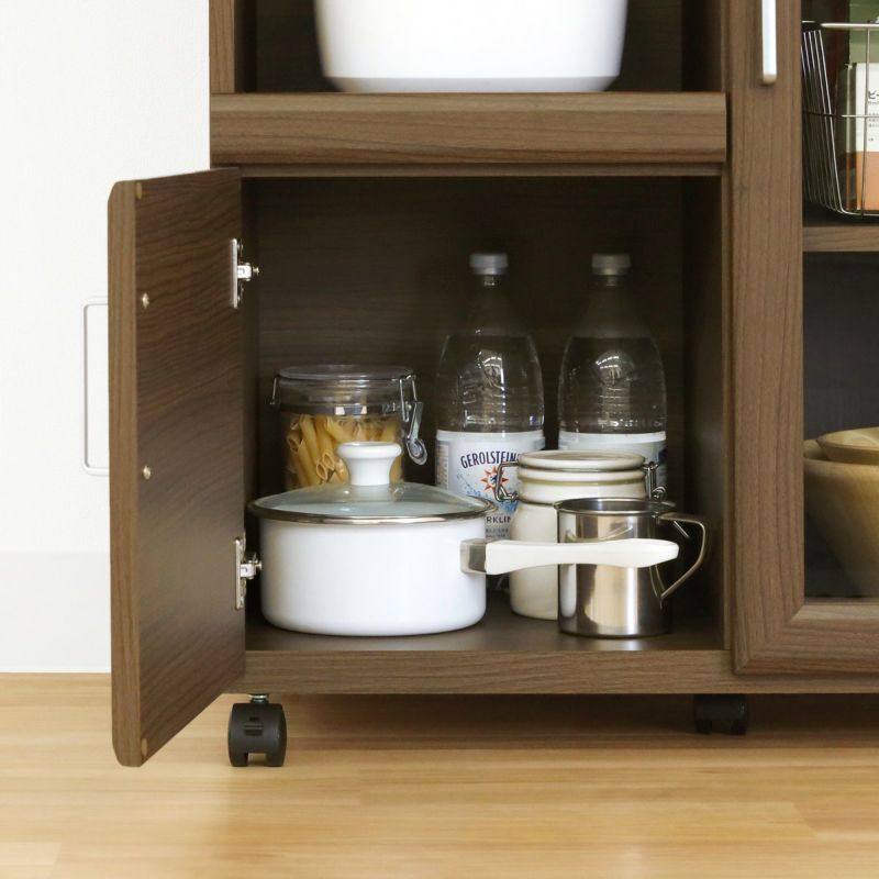 [木製扉で隠す収納]木製の扉は中が見えないので、生活感が出やすい鍋やボウルなどのキッチン用品を隠して収納できます。