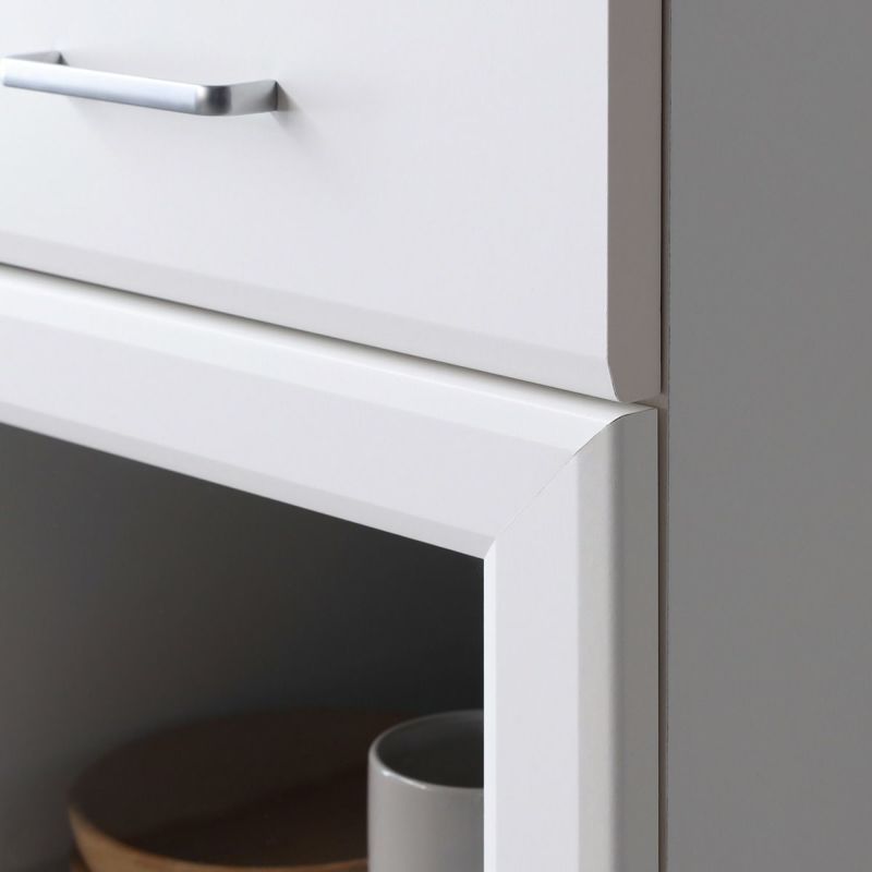 [立体的なデザイン]扉や引き出しは角を取った立体的なデザインです。メリハリのある陰影で高級感を感じられる素敵なキッチンを演出します。※画像はWH色