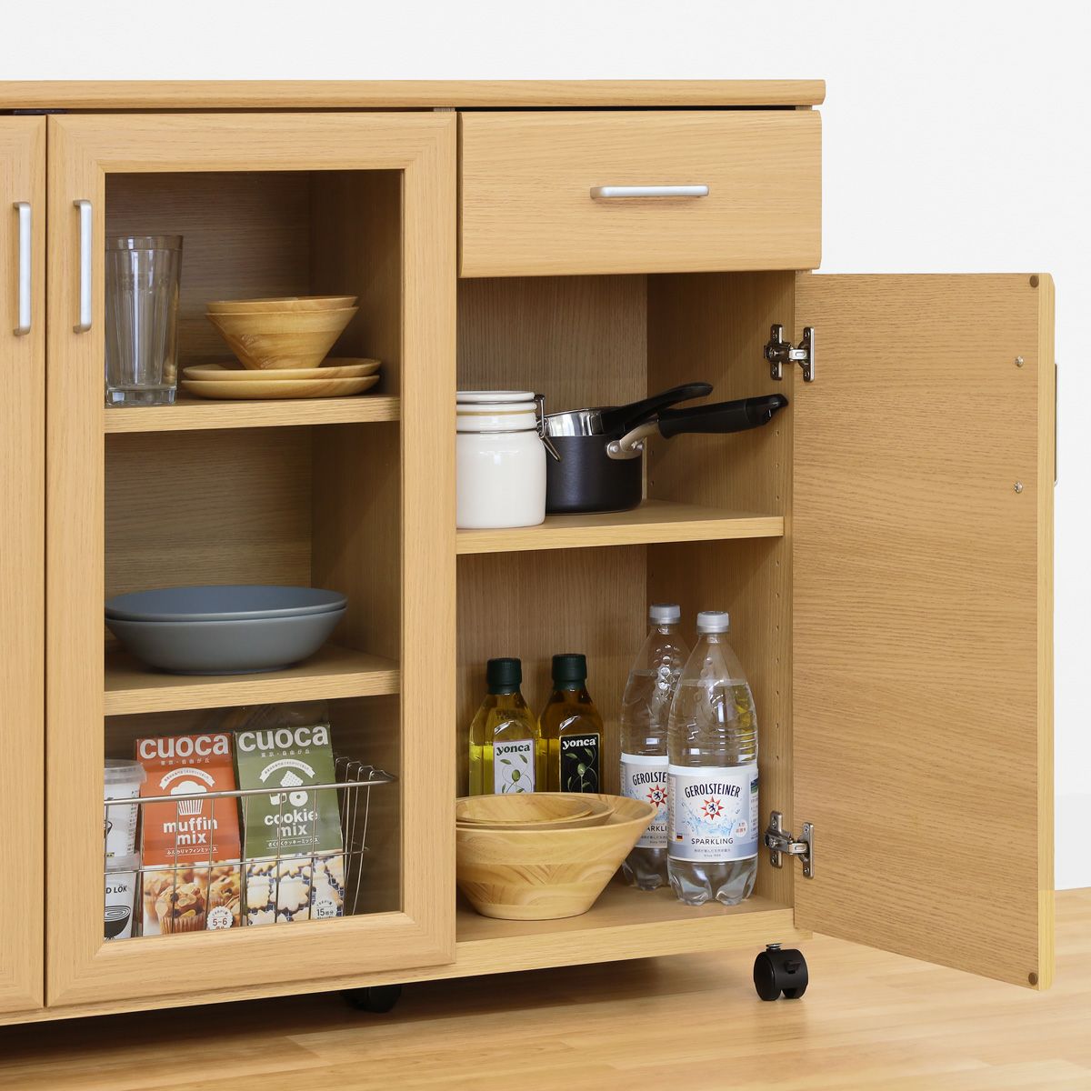 [木製扉で隠す収納]木製扉は生活感が出やすい鍋やボウルなどのキッチン用品を隠して収納できます。