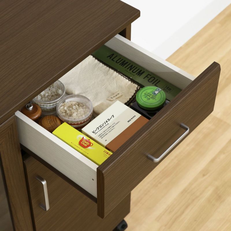 [小物の収納に便利な引き出し]カトラリーやキッチン小物の収納に便利な引き出し付きです。