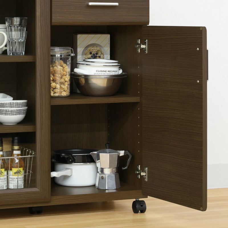 [木製扉で隠す収納]木製扉は生活感が出やすい鍋やボウルなどのキッチン用品を隠して収納できます。