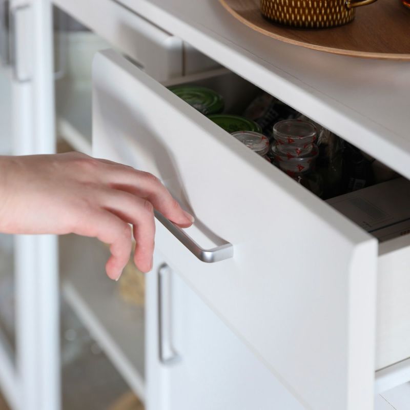 [つかみやすい、シンプルな取っ手]シンプルでつかみやすい取っ手。シルバーが清潔でスタイリッシュな印象を与えます。※画像はWH色