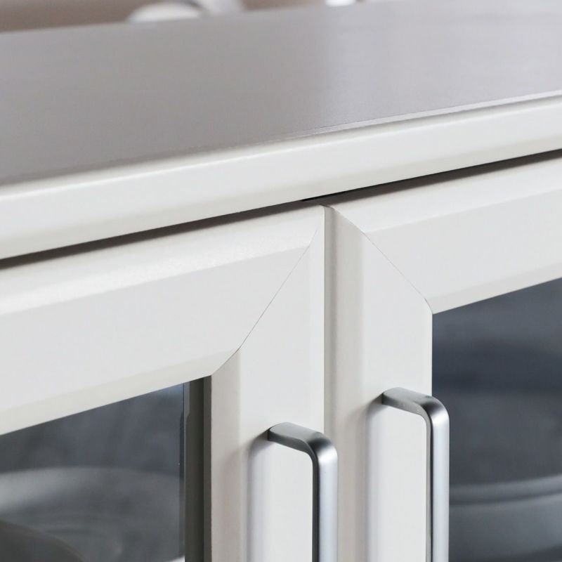 [立体的なデザイン]扉や引き出しは角を取った立体的なデザインです。メリハリのある陰影で高級感を感じられる素敵なキッチンを演出します。※画像はWH色