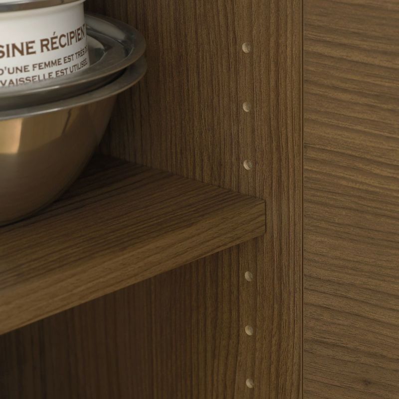 [高さを調節できる移動棚]棚板は3cm間隔で高さを調節できる移動棚。収納したい物に合わせて棚の高さを決めることができます。