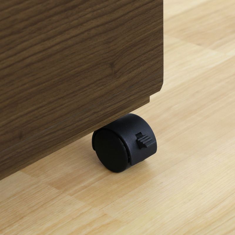 [ストッパー付きキャスター]移動に便利なキャスター付きです。そのうち2つにはストッパーも付いているので、作業するときには固定できます。