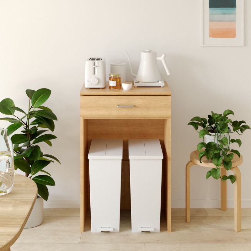 [キッチンスペースを有効活用できるゴミ箱上ラック]デッドスペースになりがちなゴミ箱上を収納に変えて、スペースを有効活用できるゴミ箱上ラックです。