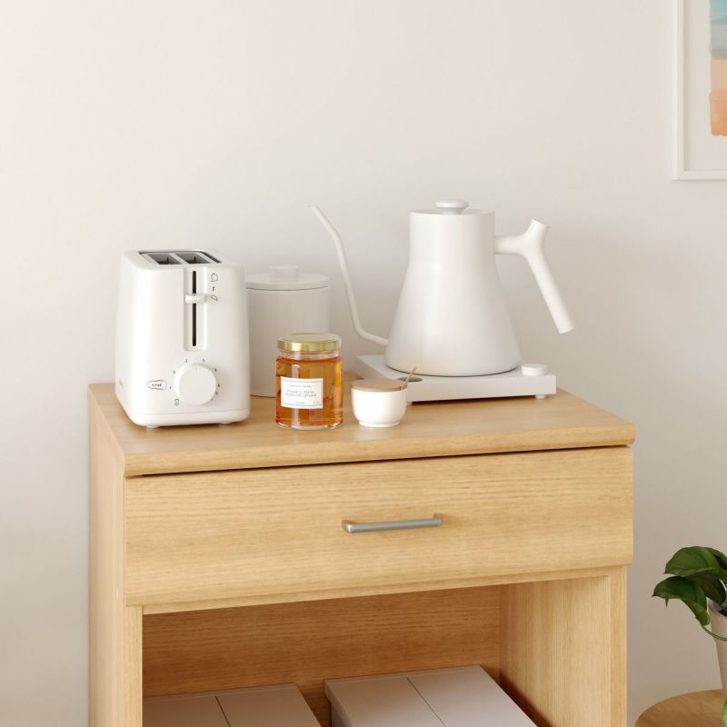 [天板はキッチン家電や小物置き場に]トースターやポットなどのキッチン家電や、キッチン周りの小物は天板に。ゴミ箱の上を有効活用できます。