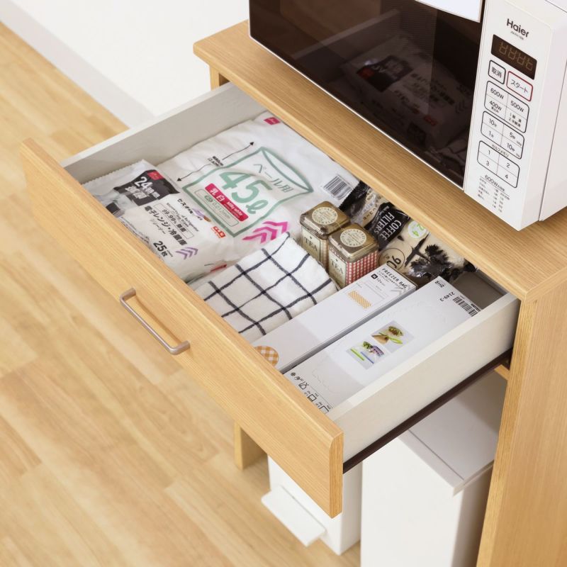 [小物の収納に便利な引き出し]ゴミ袋のストックやキッチン小物の収納に便利な引き出し付きです。