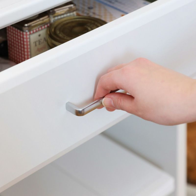 [つかみやすい、シンプルな取っ手]シンプルでつかみやすい取っ手。シルバーが清潔でスタイリッシュな印象を与えます。※画像はWH色