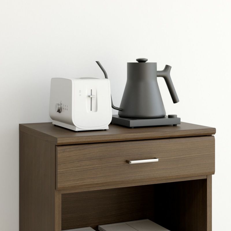 [天板はキッチン家電や小物置き場に]トースターやポットなどのキッチン家電や、キッチン周りの小物は天板に。ゴミ箱の上を有効活用できます。