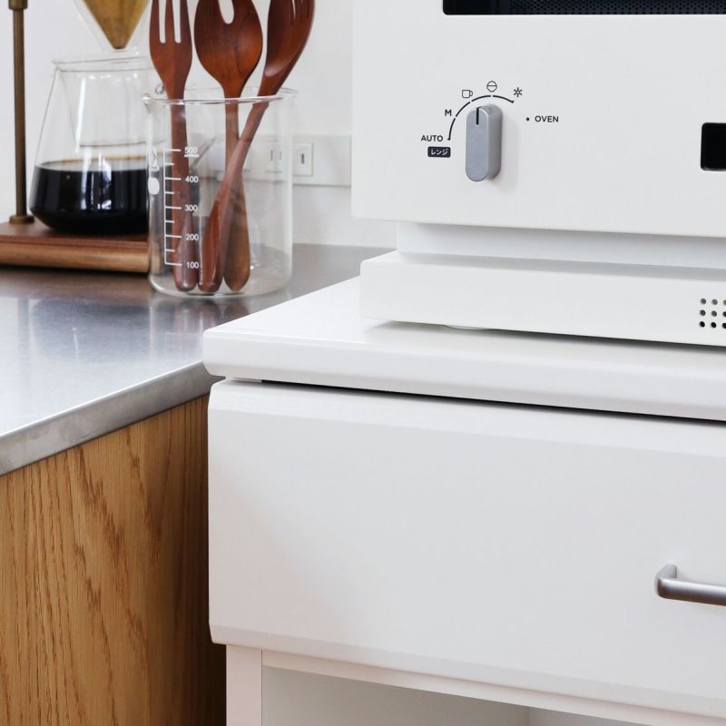 [立体的なデザイン]引き出しは角を取った立体的なデザインです。メリハリのある陰影で高級感を感じられる素敵なキッチンを演出します。※画像はWH色