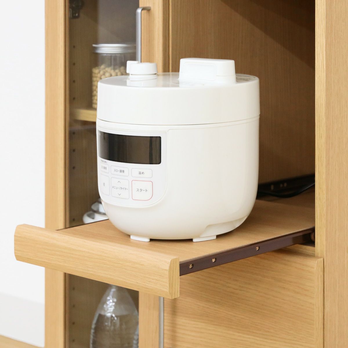 [引き出して使えるスライド棚付き]炊飯器などキッチン家電の収納に便利なスライド棚付き。棚を引き出して、キッチン家電をスムーズに使うことができます。