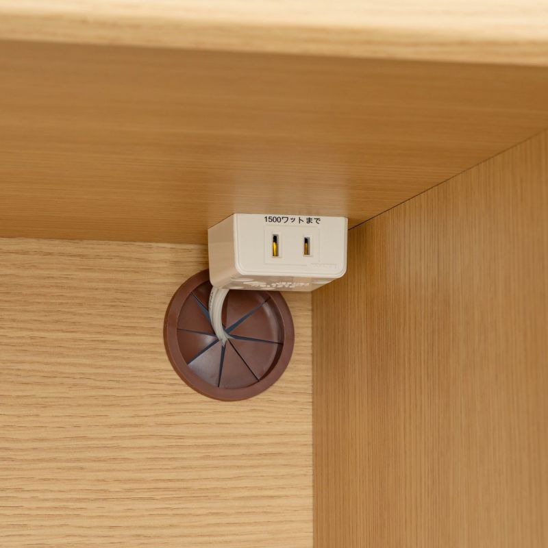 [1口コンセントと配線用ゴムコーダー]スライド棚のスペースには、1口コンセントと配線用ゴムコーダーが付いています。電源コードの長さを気にすることなく家電を収納できます。※画像はBRM-8575SL-NA