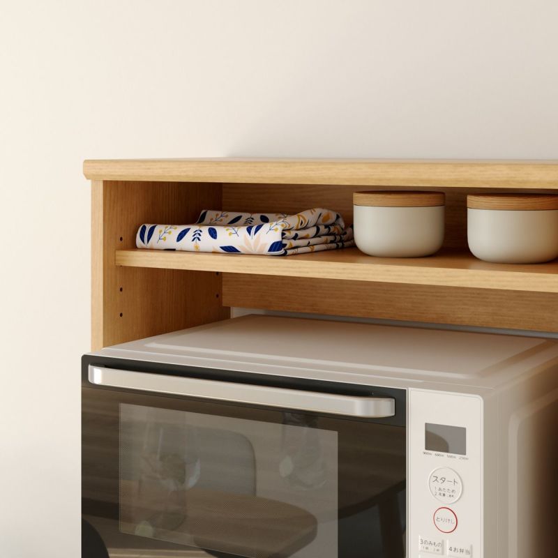 [電子レンジの上のスペースを有効活用]レンジ置き場の上部には3cm間隔で高さを調節できる移動棚があります。電子レンジの上にキッチン小物を置いて、スペースを有効活用できます。