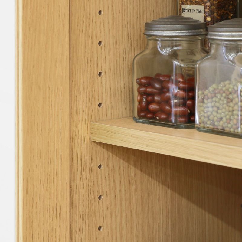 [高さを調節できる移動棚]ガラス扉内の棚板も3cm間隔で高さを調節できる移動棚。収納したい物に合わせて棚の高さを決めることができます。