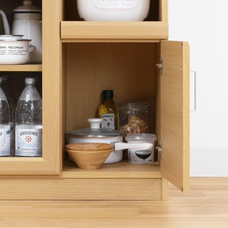 [木製扉で隠す収納]木製の扉は生活感が出やすい鍋やボウルなどのキッチン用品を隠して収納できます。