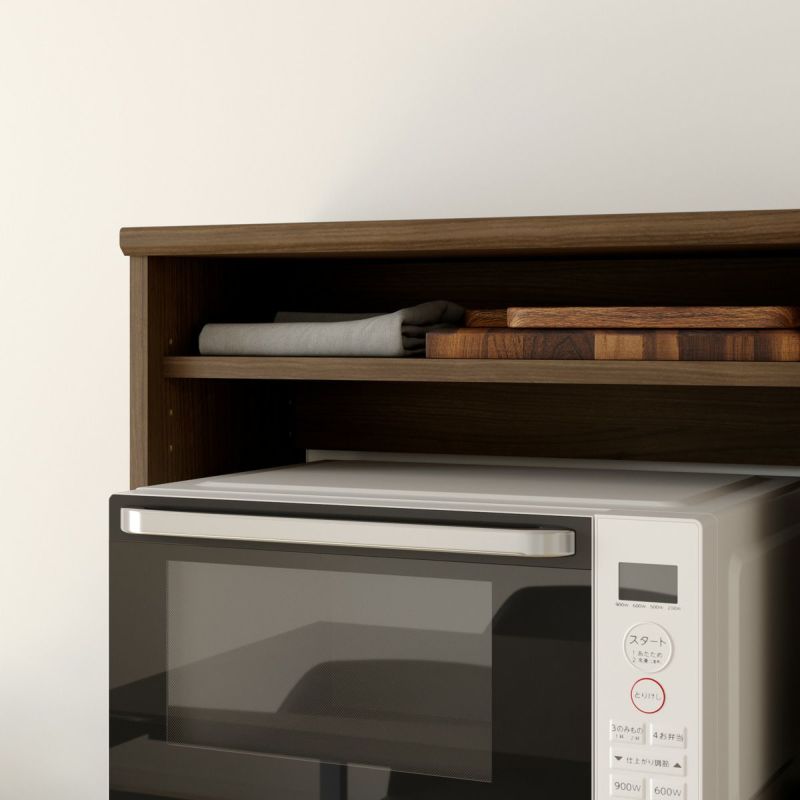 [電子レンジの上のスペースを有効活用]レンジ置き場の上部には3cm間隔で高さを調節できる移動棚があります。電子レンジの上にキッチン小物を置いて、スペースを有効活用できます。