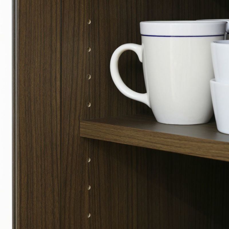 [高さを調節できる移動棚]ガラス扉内の棚板も3cm間隔で高さを調節できる移動棚。収納したい物に合わせて棚の高さを決めることができます。