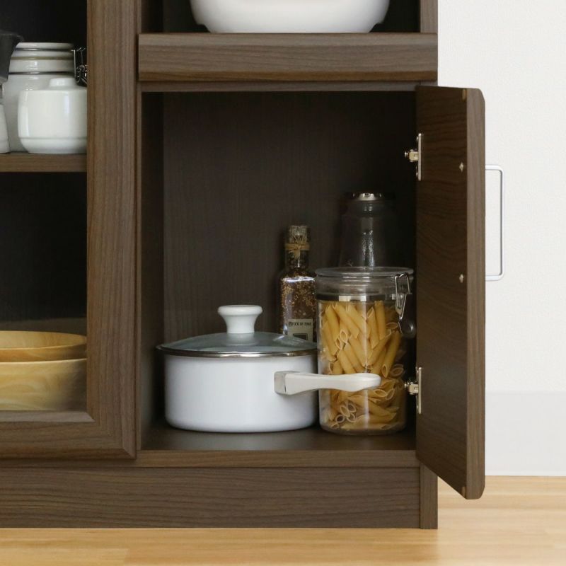 [木製扉で隠す収納]木製の扉は生活感が出やすい鍋やボウルなどのキッチン用品を隠して収納できます。