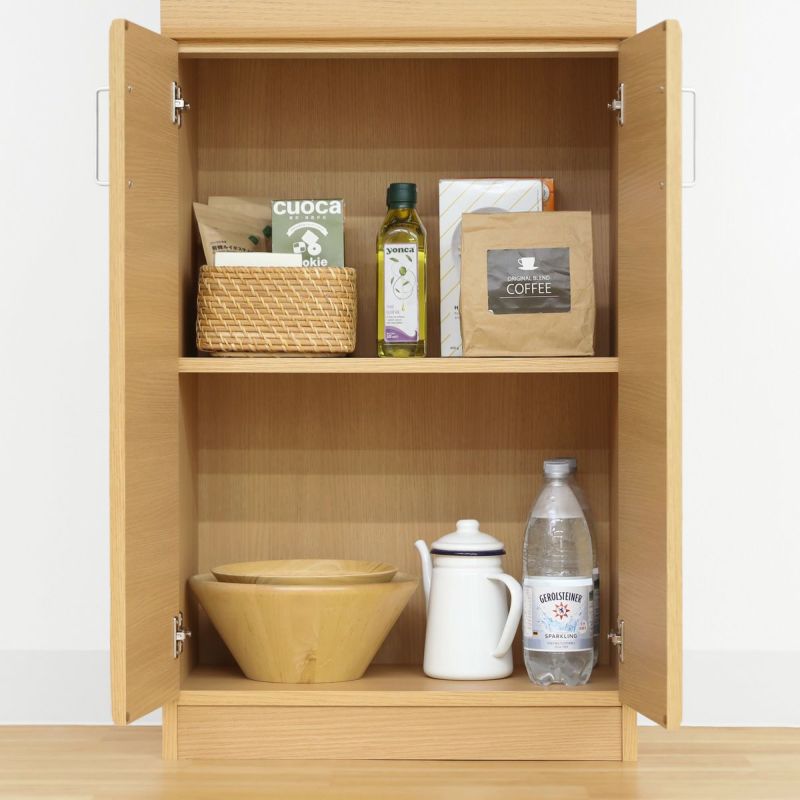 [木製扉で隠す収納]木製の扉は生活感が出やすい鍋やボウルなどのキッチン用品を隠して収納できます。