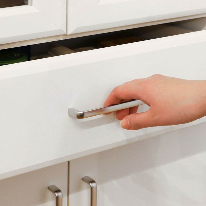 [つかみやすい、シンプルな取っ手]シンプルでつかみやすい取っ手。シルバーが清潔でスタイリッシュな印象を与えます。※画像はWH色