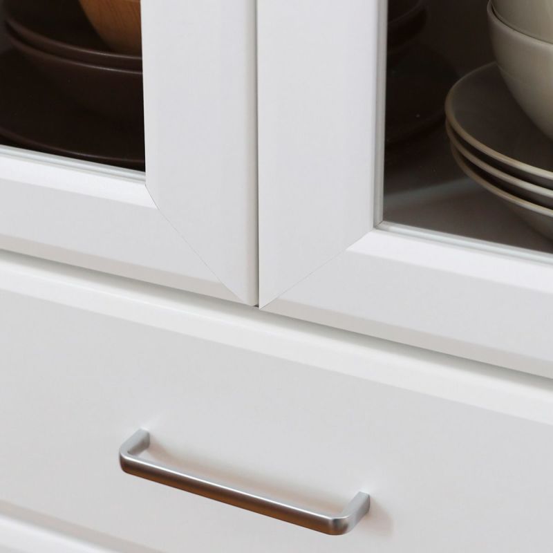 [立体的なデザイン]扉や引き出しは角を取った立体的なデザインです。メリハリのある陰影で高級感を感じられる素敵なキッチンを演出します。※画像はWH色