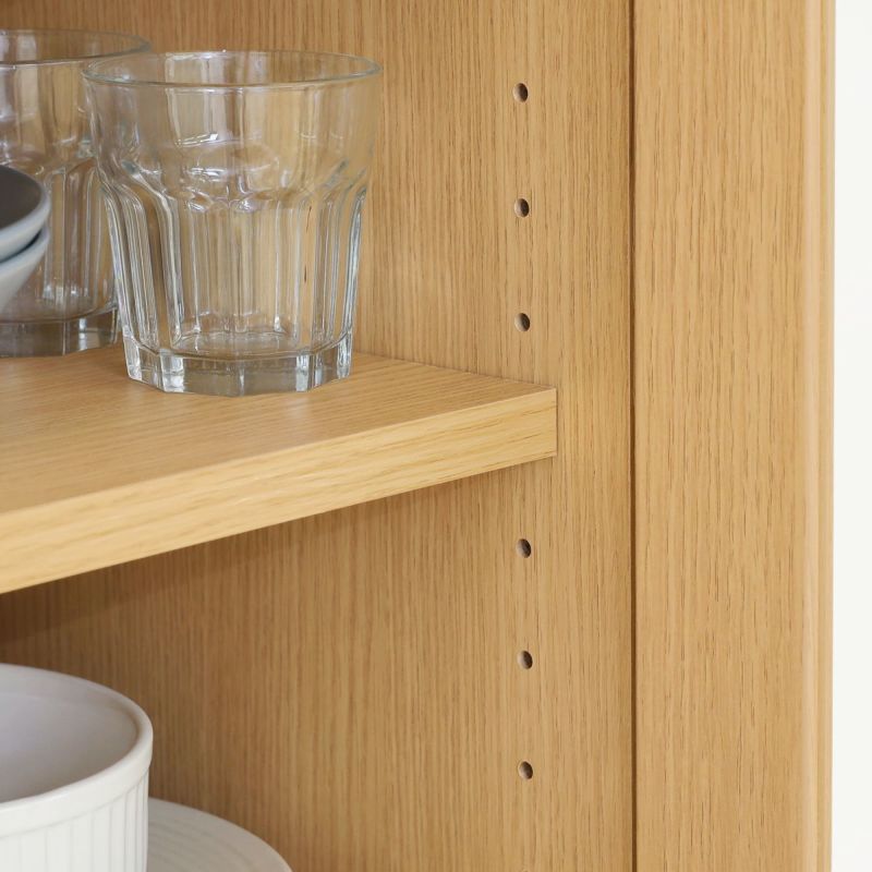 [高さを調節できる移動棚]棚板は3cm間隔で高さを調節できる移動棚。収納したい物に合わせて棚の高さを決めることができます。移動棚はすべて共通サイズなので、上下の扉のどちらにも設置できます。