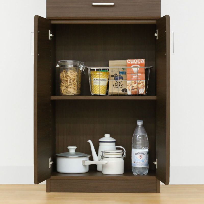 [木製扉で隠す収納]木製の扉は生活感が出やすい鍋やボウルなどのキッチン用品を隠して収納できます。