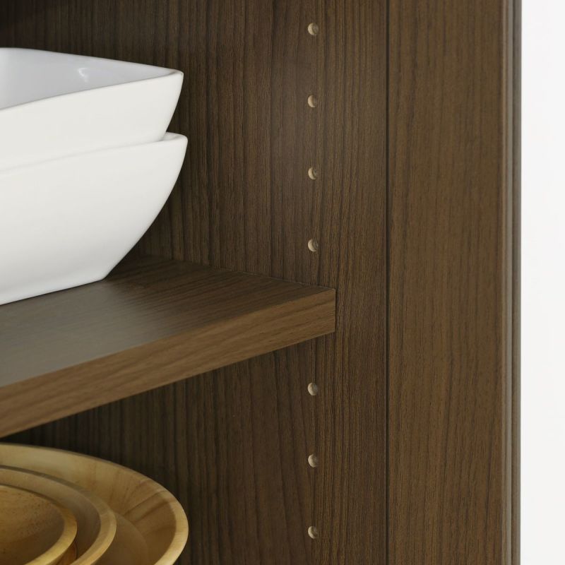 [高さを調節できる移動棚]棚板は3cm間隔で高さを調節できる移動棚。収納したい物に合わせて棚の高さを決めることができます。移動棚はすべて共通サイズなので、上下の扉のどちらにも設置できます。