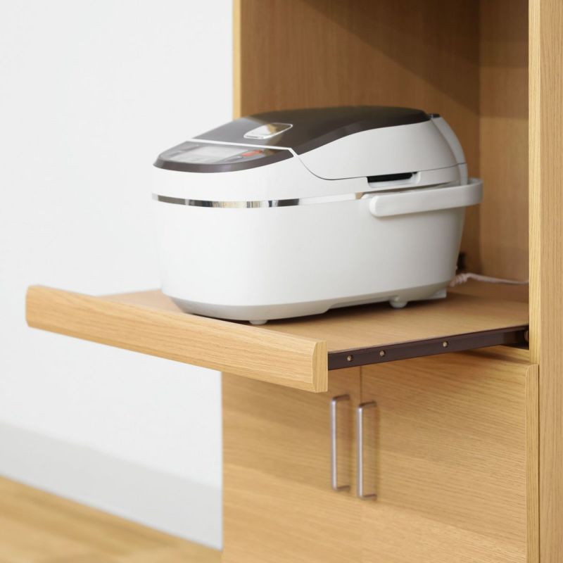 [引き出して使えるスライド棚付き]炊飯器などキッチン家電の収納に便利なスライド棚付き。棚を引き出して、キッチン家電をスムーズに使うことができます。