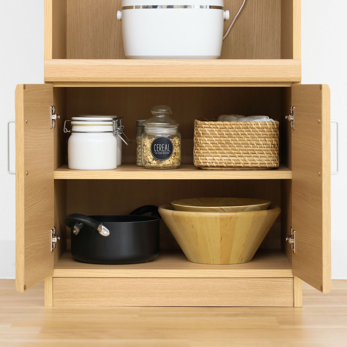 [木製扉で隠す収納]木製の扉は生活感が出やすい鍋やボウルなどのキッチン用品を隠して収納できます。